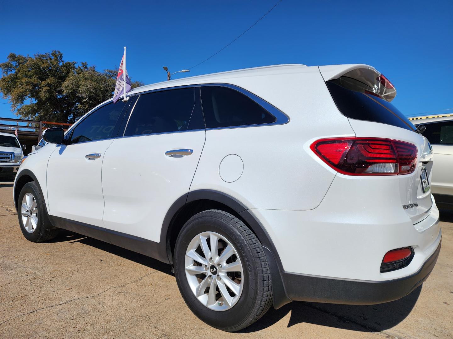 2019 DIAMOND WHITE Kia Sorento LX (5XYPG4A32KG) , AUTO transmission, located at 2660 S.Garland Avenue, Garland, TX, 75041, (469) 298-3118, 32.885551, -96.655602 - Welcome to DallasAutos4Less, one of the Premier BUY HERE PAY HERE Dealers in the North Dallas Area. We specialize in financing to people with NO CREDIT or BAD CREDIT. We need proof of income, proof of residence, and a ID. Come buy your new car from us today!! This is a LIKE BRAND NEW 2019 KIA SOR - Photo#5